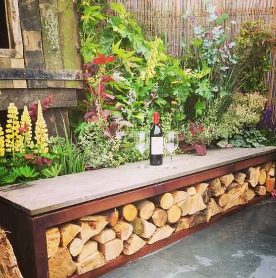  Gartenbank mit integriertem Holzlager für romantische Abende