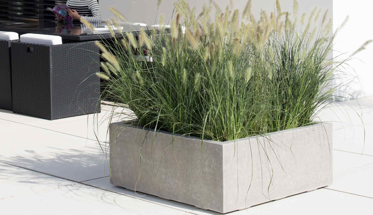 Pflanzgefäß aus Beton Grau mit Gräsern