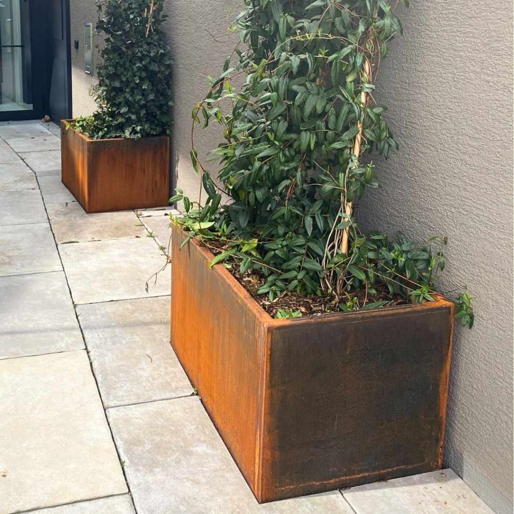 Cortenstahl-Produkte im Garten Tipps für Pflanzkübel mit Boden
