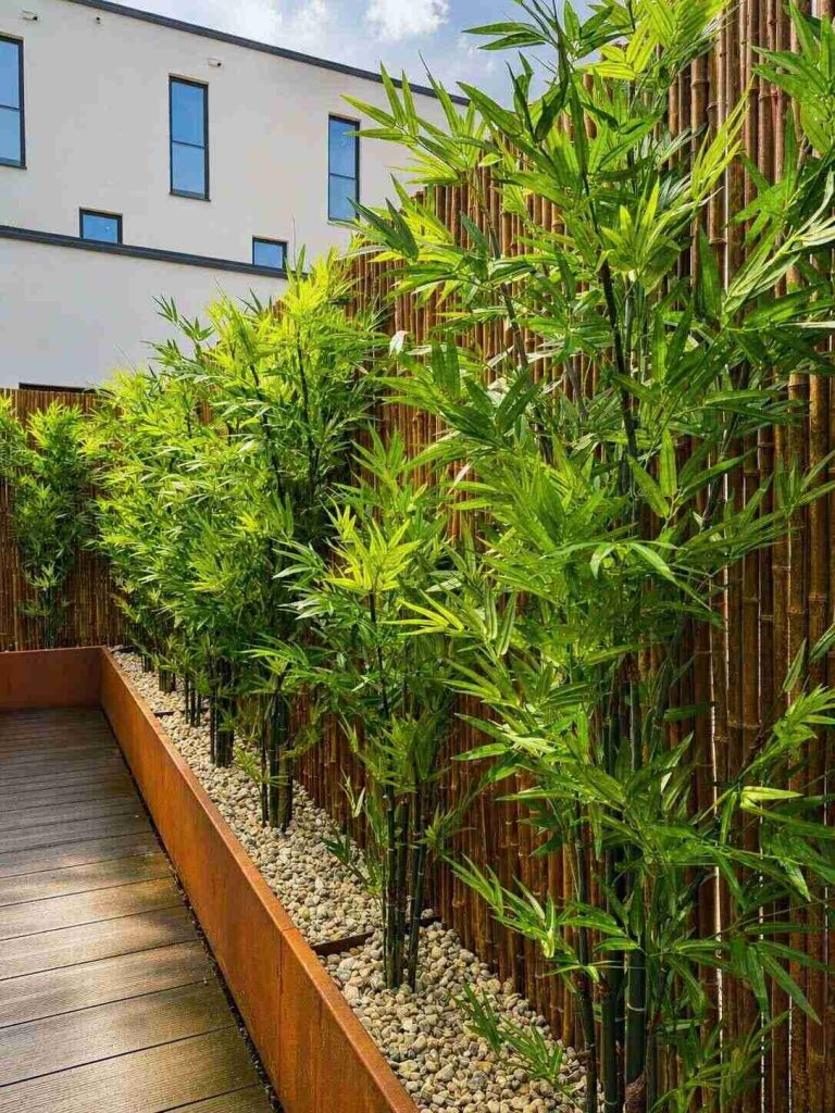 Blickdichter Balkon Sichtschutz mit Bambusmatte und Kunstpflanzen