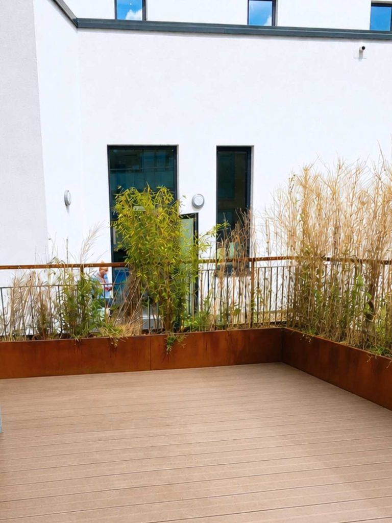 Offener Balkon ohne Sichtschutz – von mehreren Seiten einsehbar.
