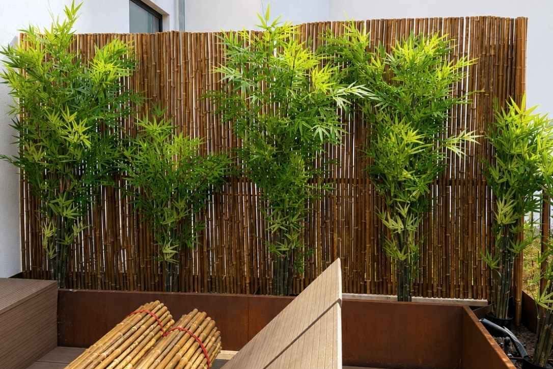 Bambusmatte als blickdichter Sichtschutz auf dem Balkon