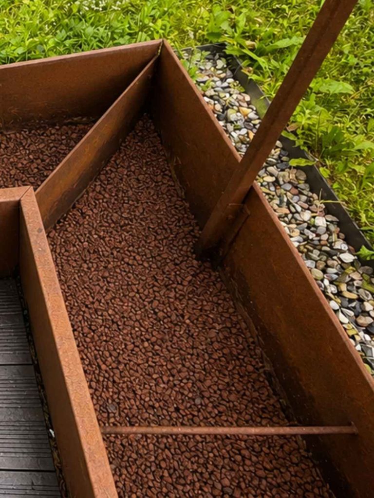 Blähton als unterste Schicht im Kübel als Füllmaterial 