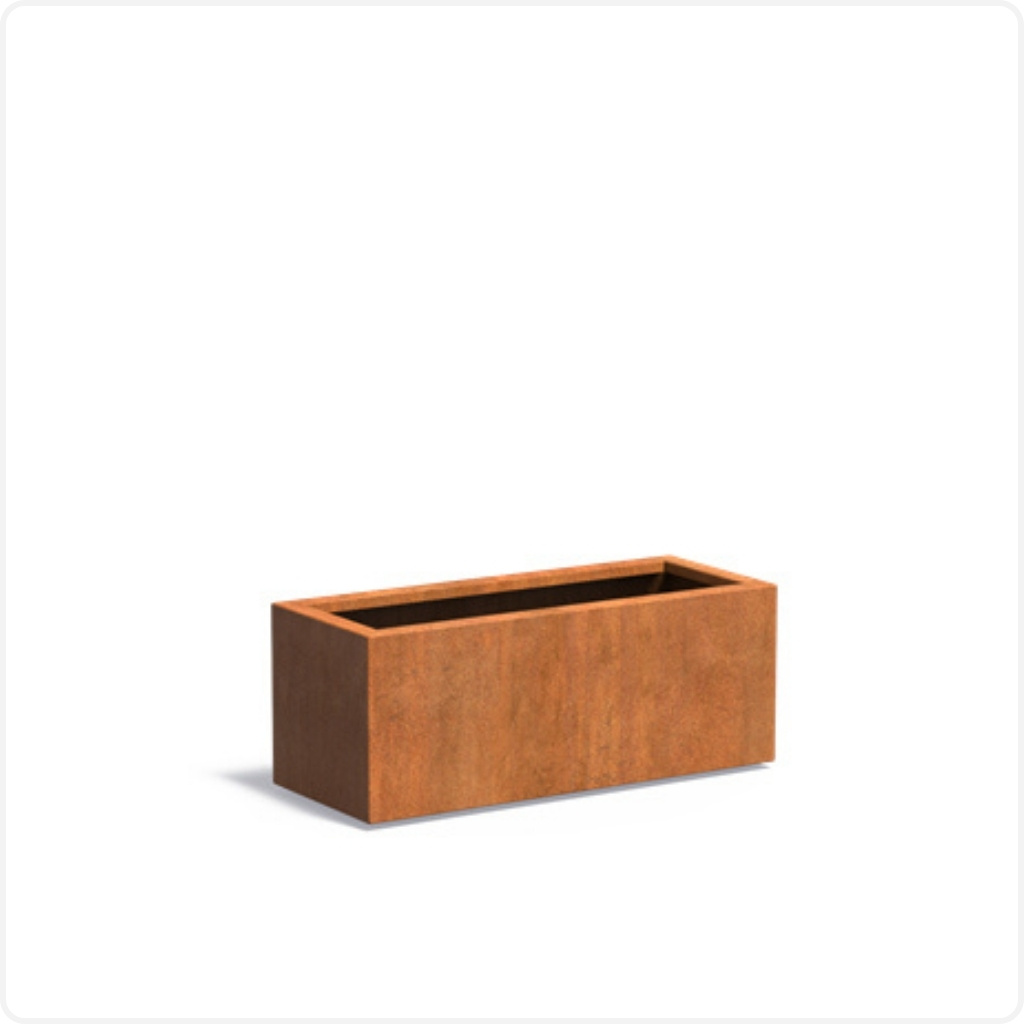 Längliches Cortenstahl Pflanzgefäß mit den Maßen 100 x 40 x 40 cm als stabile Basis entlang des Balkon-Geländers.