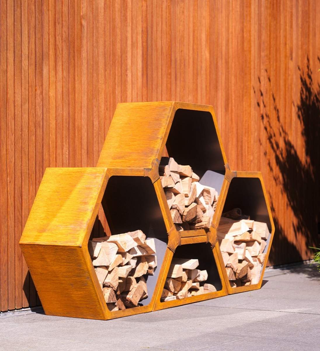 Modulares Holzlager-System aus Cortenstahl HEX Wabenform
