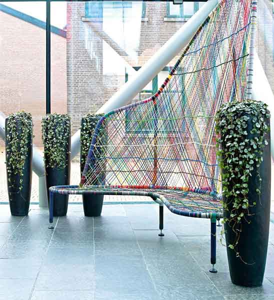LOFT Bodenvase Metall schwarz mit Gräsern bepflanzt im Wohnbereich