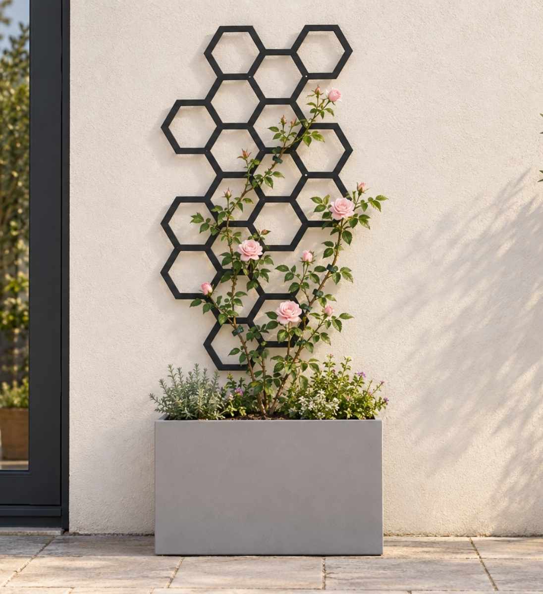 Rankgitter Combination 50 von Flora in Schwarz mit rosa Kletterrose an heller Hauswand