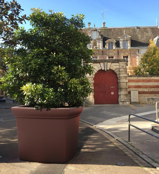 AZUR Pflanzkübel aus Kunststoff in Terracotta Farbe vor Schloss