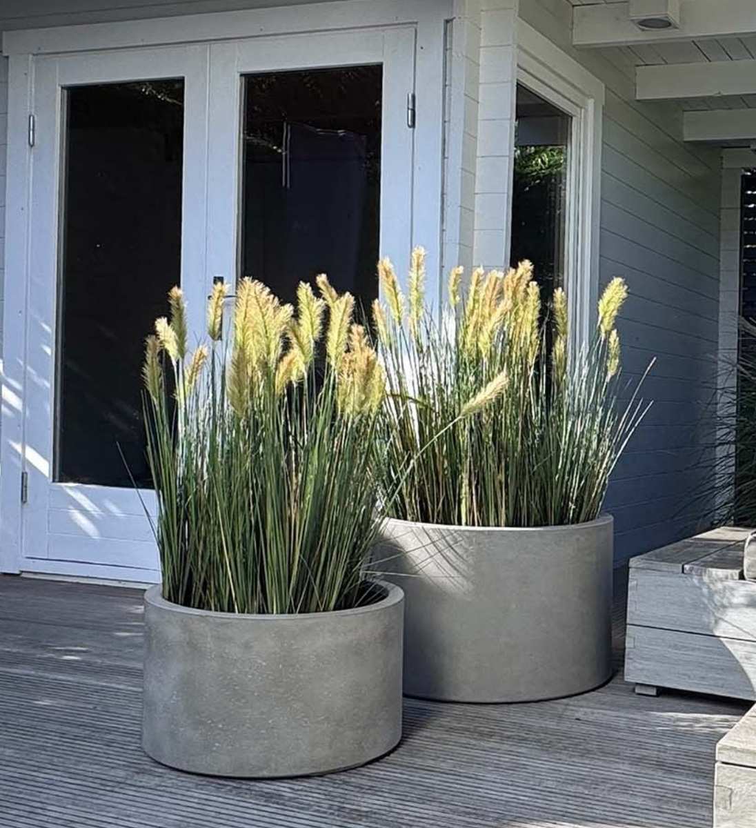 Zwei Beton Pflanzgefäße ZYLINDER auf moderner Terrasse