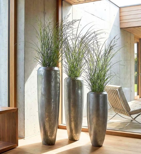 Große Metall Bodenvase in verschiedenen Größen Mit Kunstgras im Wohnzimmer