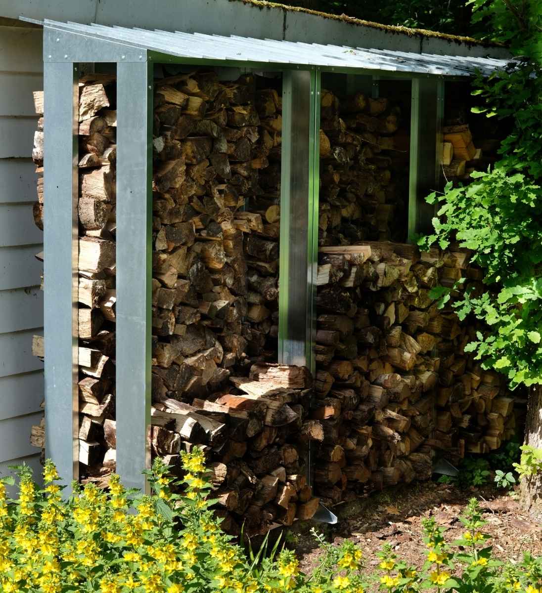 Brennholzlager aus verzinktem Stahl im Garten – wetterfeste Aufbewahrung für Kaminholz
