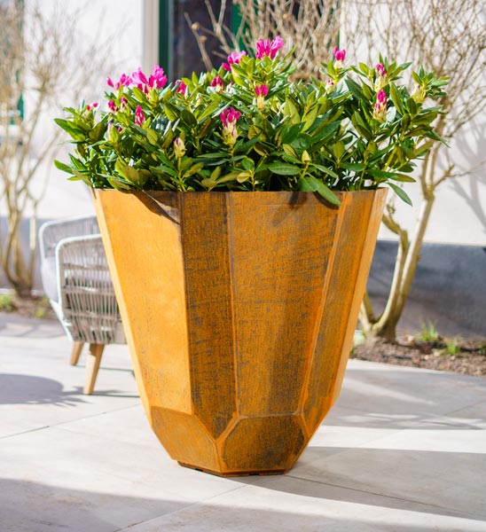 Cortenstahl Schale konisch hoch für Bepflanzungen mit Blumen