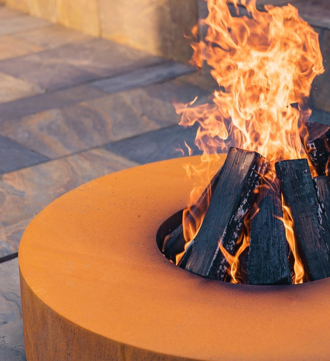 Feuertisch RONDE aus Cortenstahl auf Terrasse als Detailfoto