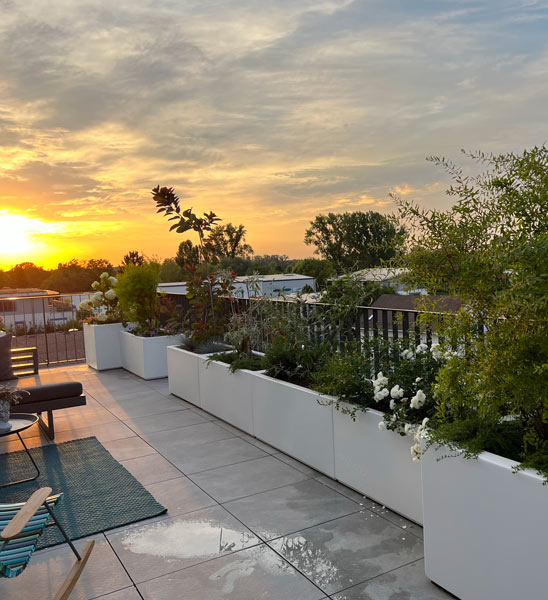 Pflanzkübel weiß außen auf Dachterrasse