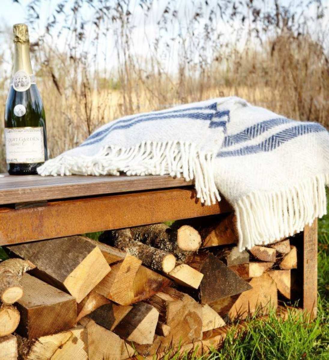 Gartenbank Rostoptik mit Holzlager