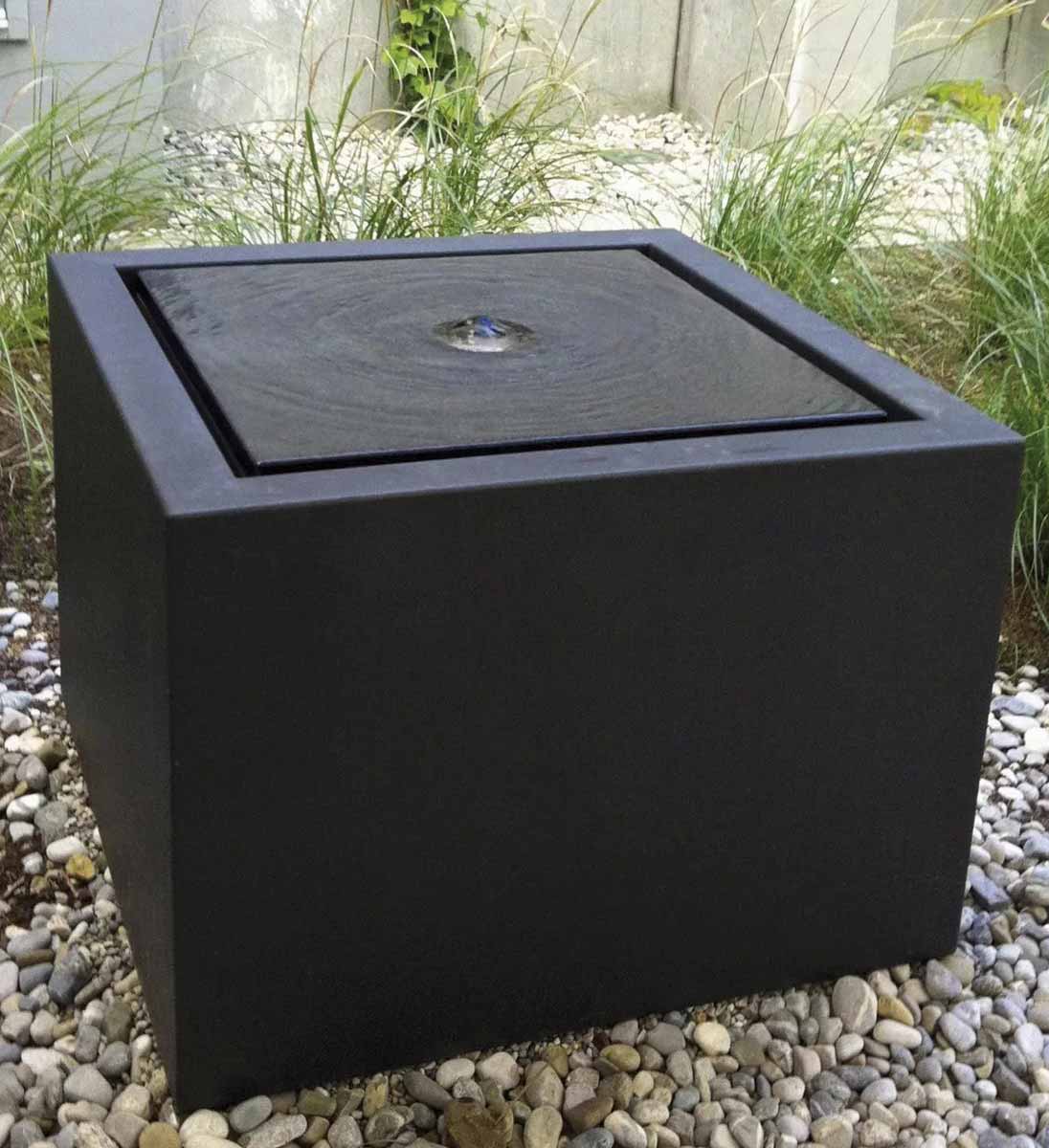Gartensilber Wasserkubus mit ruhigem Wasserlauf und zentralem Wasserstrudel