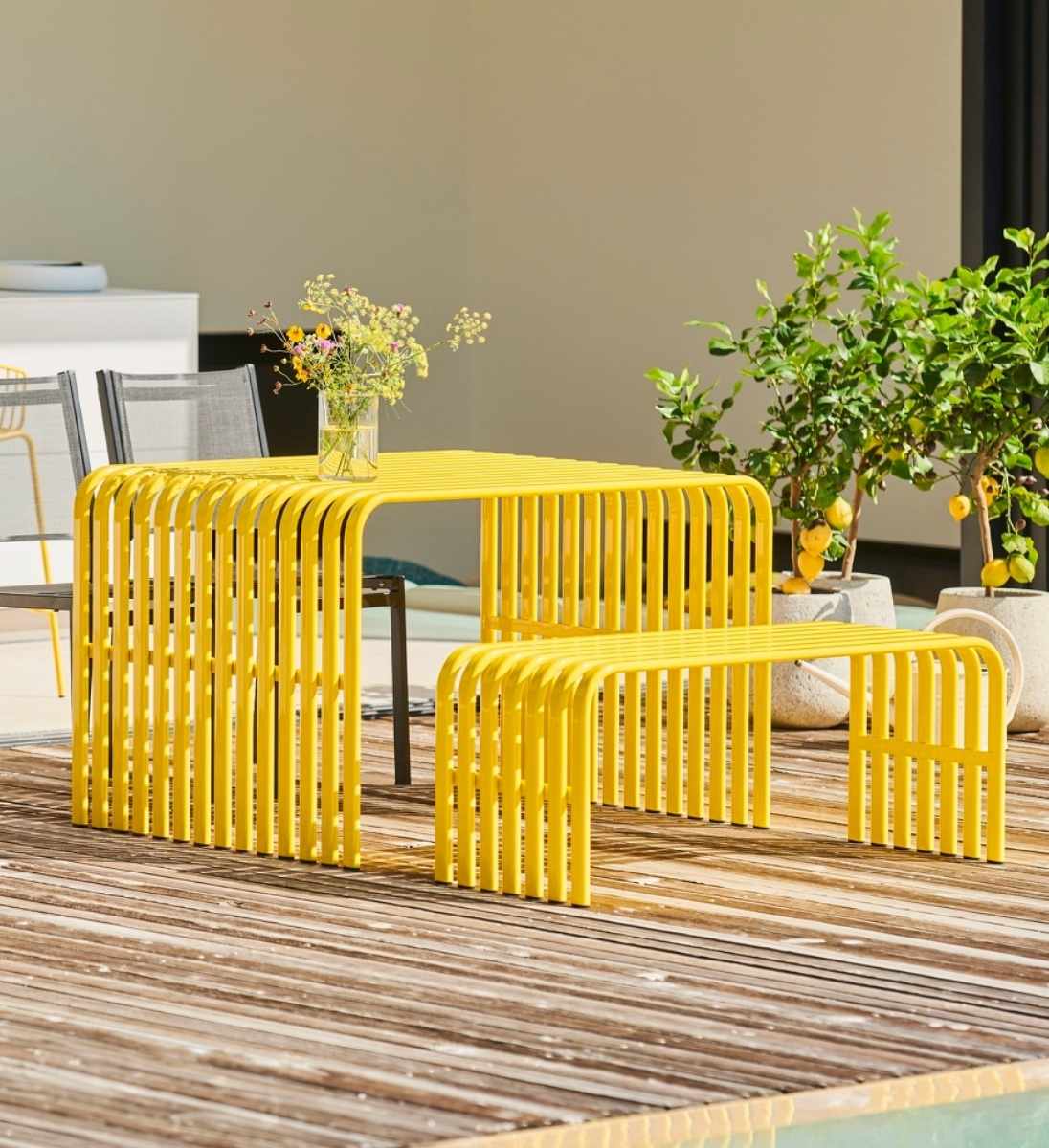 Gartentisch aus Metall campus von Jan Kurtz mit Gartenbank auf Terrasse