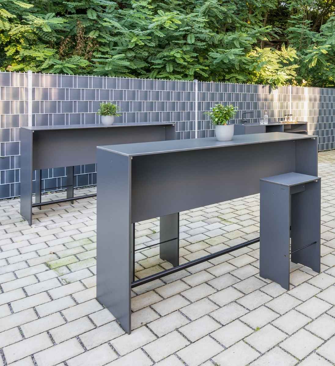 HPL Bar Tisch auf Firmen Terrasse im Außenbereich