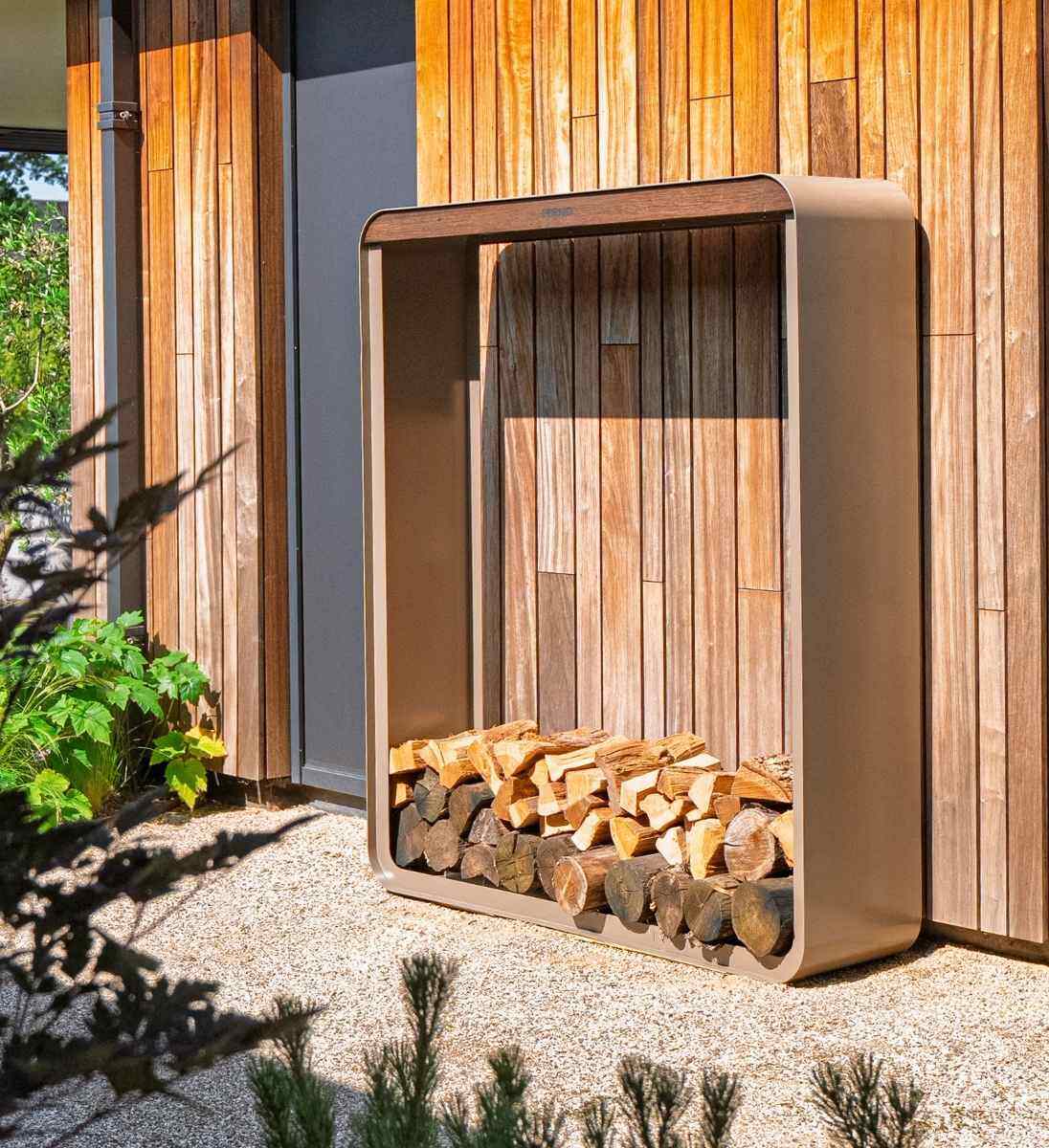 Holzlager Aluminium 100 x 40 x 180 cm auf Terrasse, modernes Regal für Kaminholz