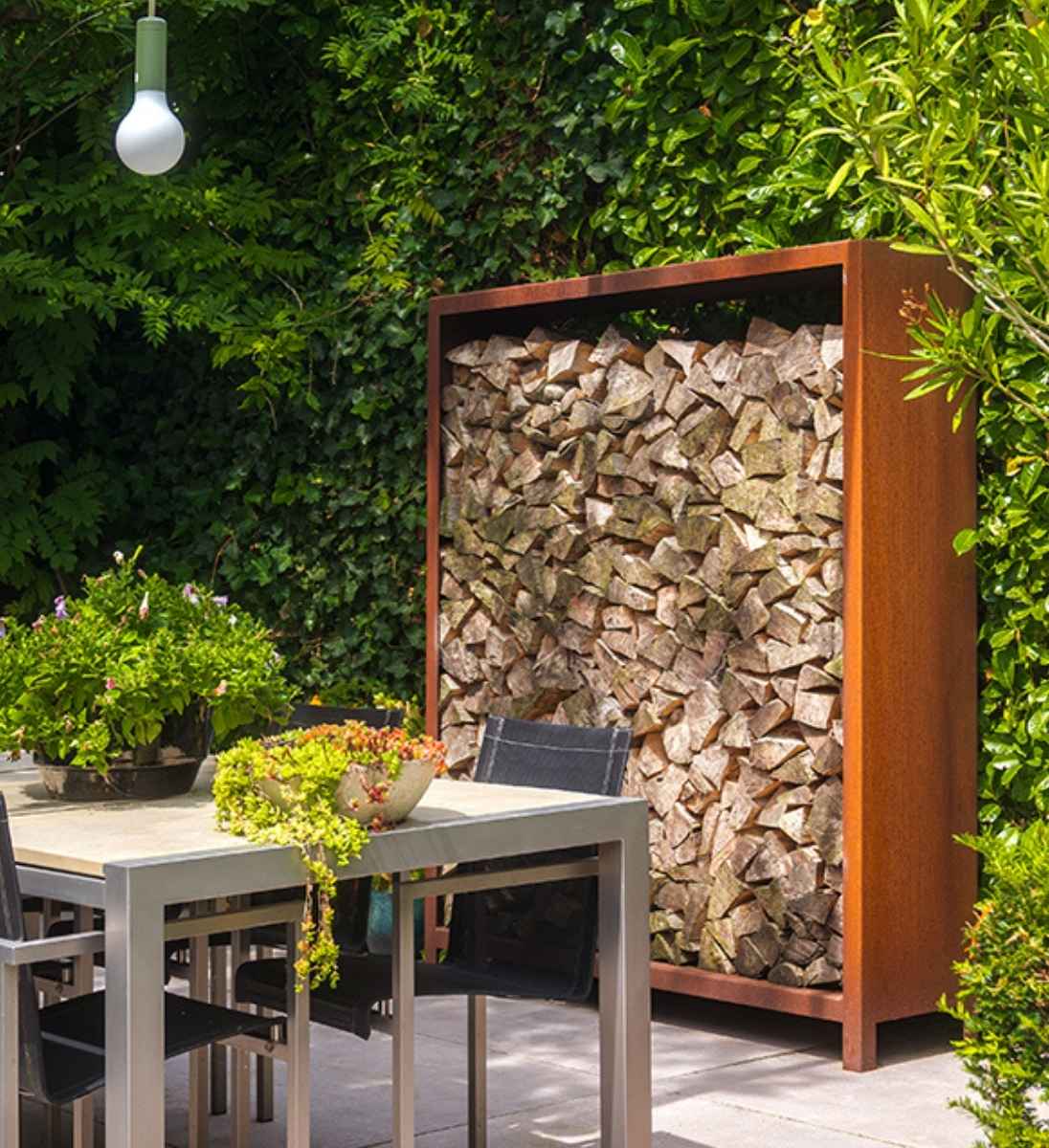 Kompaktes Holzlager für moderne Terrassen 120 cm breite