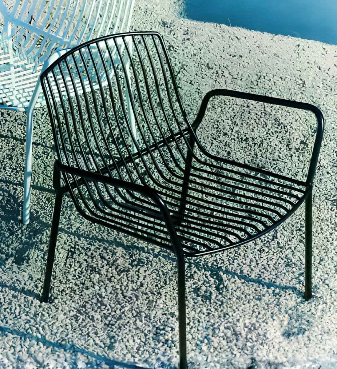 Moderne Loungesessel aus Metall in feiner Drahtstruktur Serie mori von Jan Kurtz