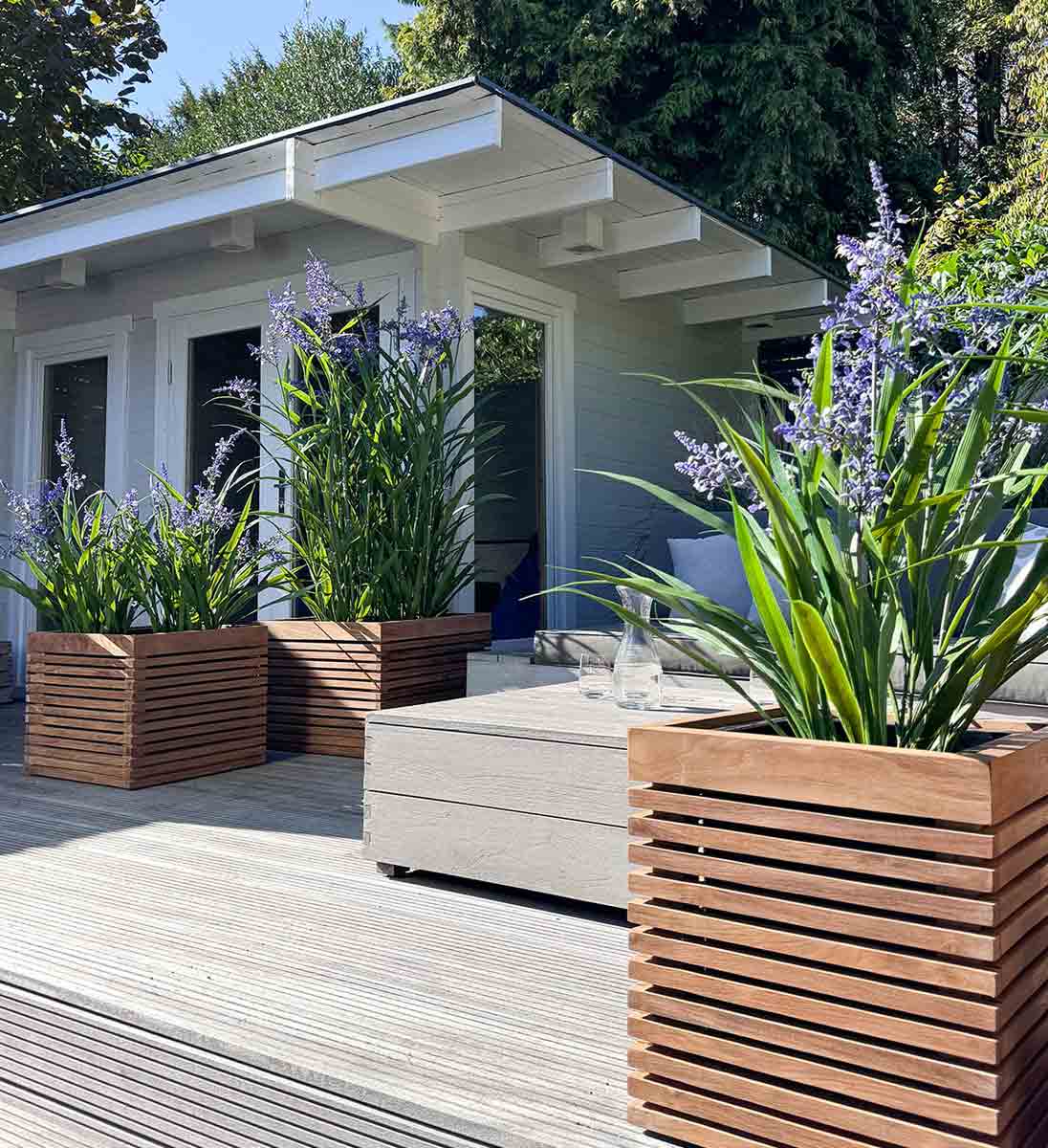 MODULO Pflanzkasten Teak Modern auf Terrasse