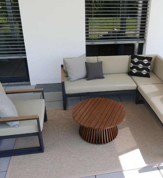 Outdoor-Teppich in Beige in Sisaloptik moderne Terrasse Neubau mit Lounge