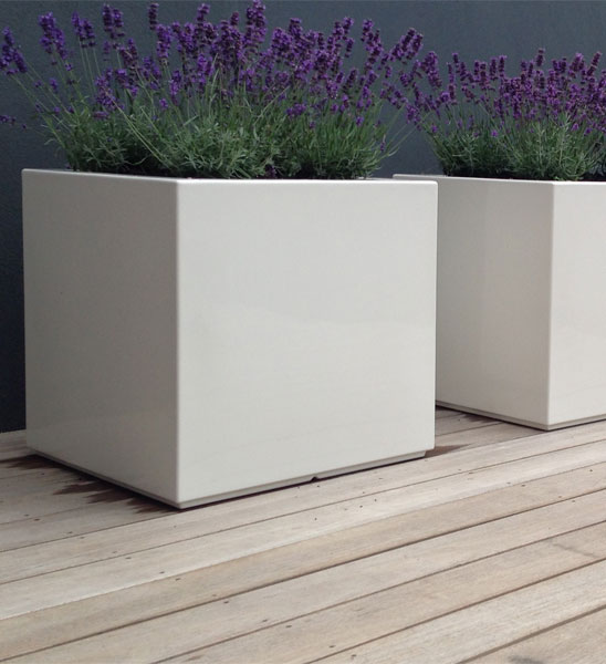 Pflanzkübel weiß außen auf Dachterrasse