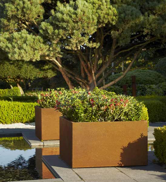 Pflanzkübel THALLO aus Corten im Garten