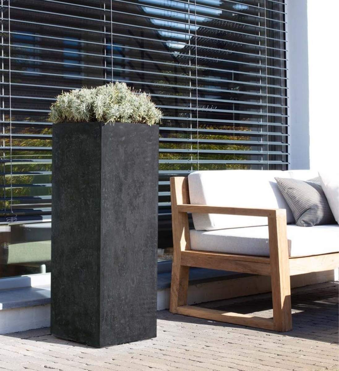 Pflanzsäule aus Beton in Anthrazit hoch auf moderner Terrasse