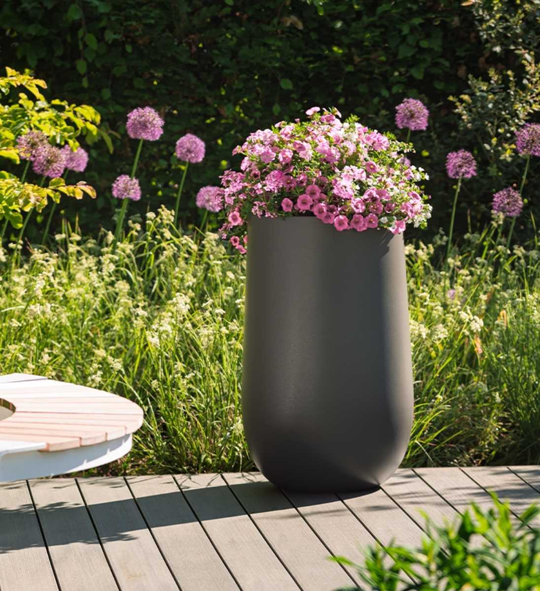 Pflanzvase LORA hoch aus Fiberglas Bepflanztes Beispielbild