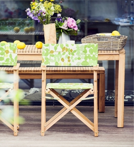Schmaler Balkon und Gartentisch aus Teakholz