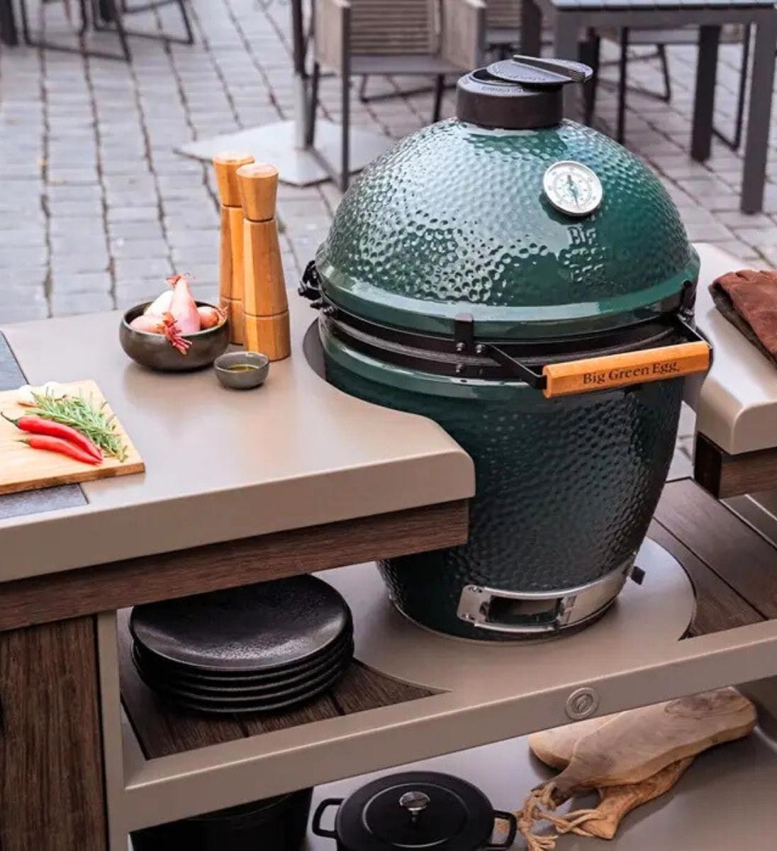 Kamado Grill Station mit integrierter Ablage und Haken für Grillzubehör