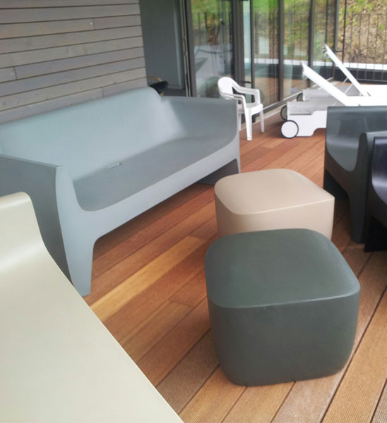 Outdoor Sofa Translation aus durchgefärbtem hochwertigem Kunststoffmaterial als perfektes Gartenmöbel