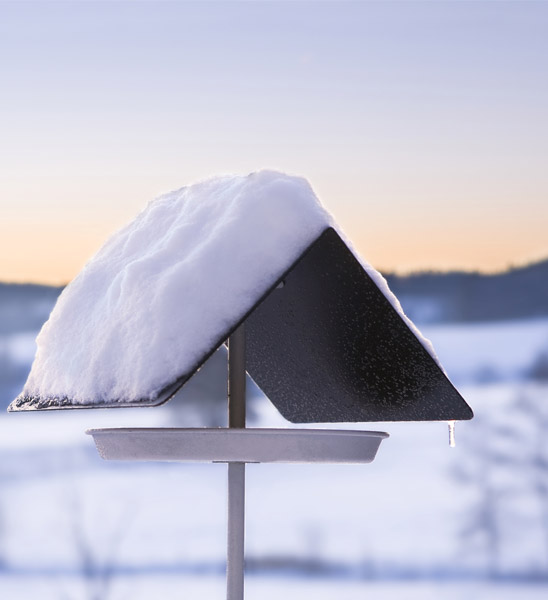 Vogel Futterhaus aus Metall mit Ständer und dunkelgrünem Dach