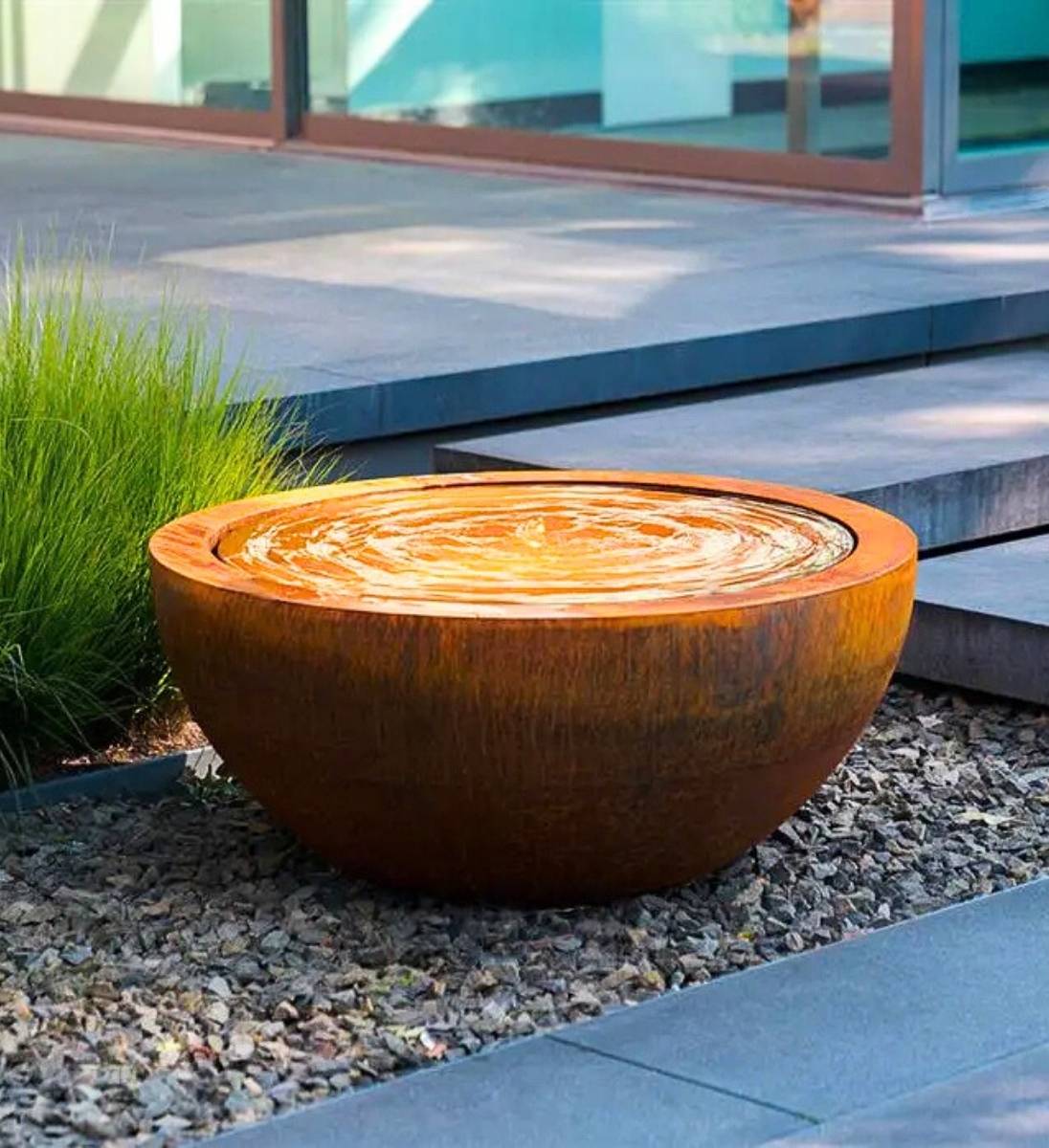 Moderne Wasserhalbkugel aus Cortenstahl im Garten