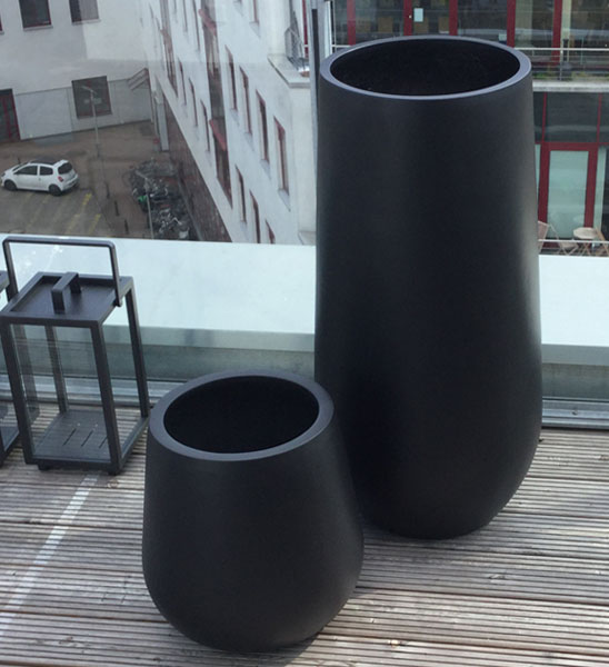 Bauchiger Blumenkübel in Schwarz unbepflanzt im Duo mit Pflanzvase