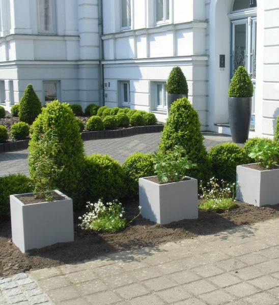 Blumenkuebel Kubisch Grau Einfahrt Bepflanzt
