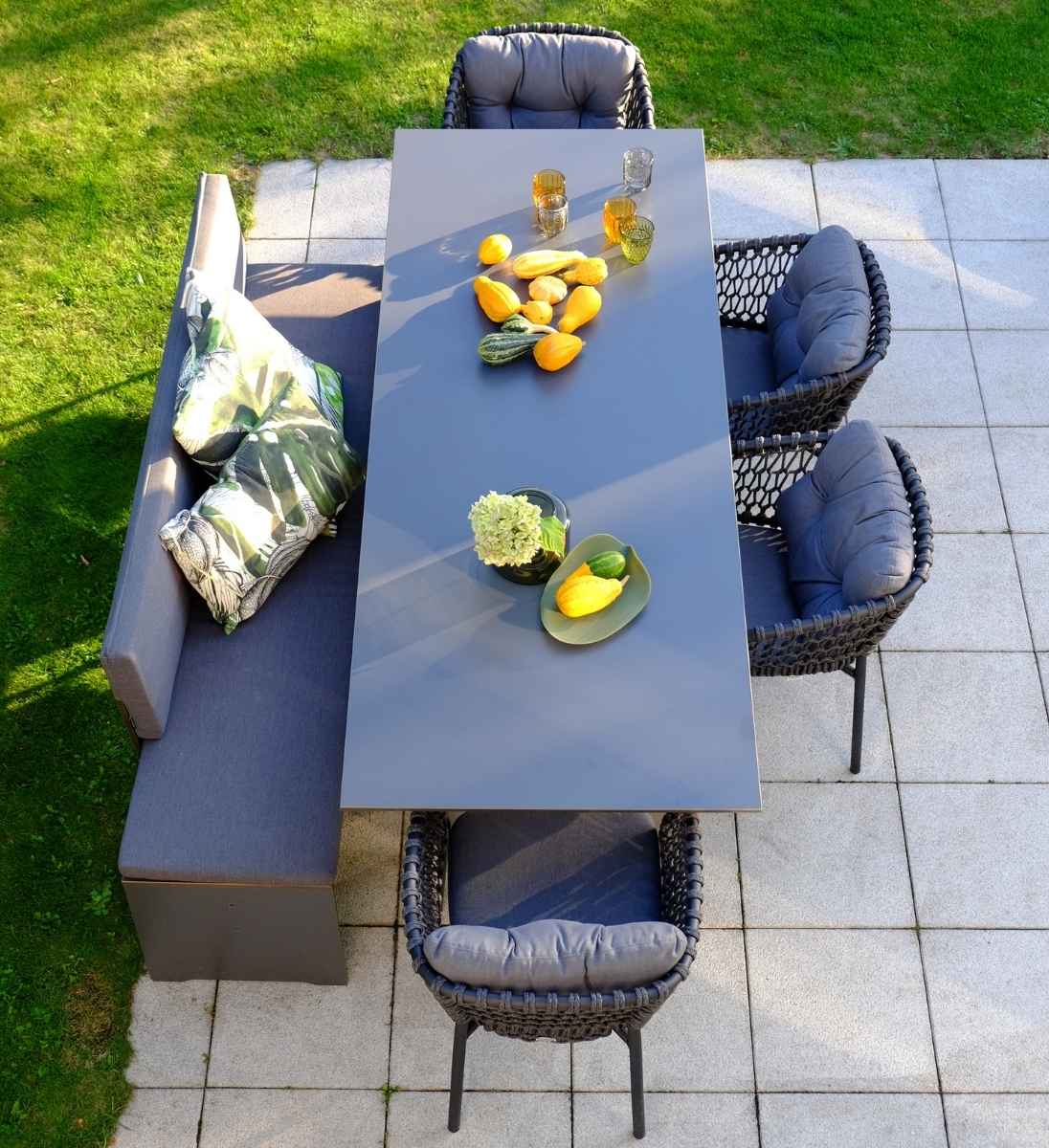 conmoto RIVA VARIO HPKL Gartentisch in Anthrazit gedeckt