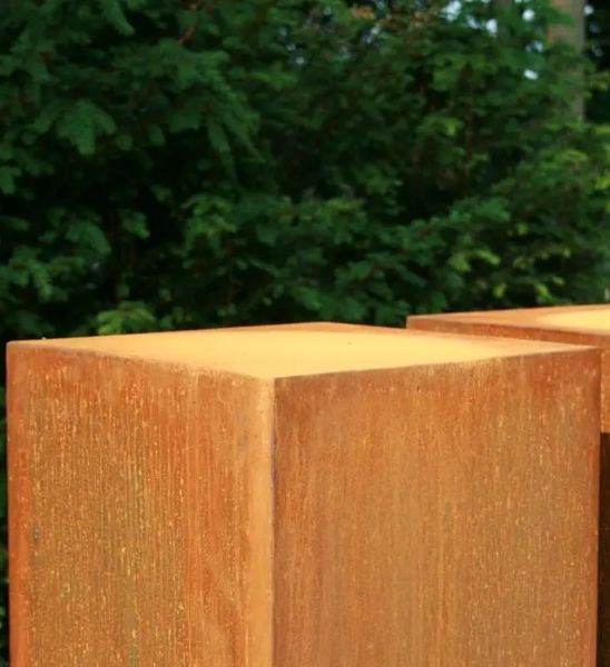Gartensockel Cortenstahl eckig als Podest für bepflanzte Schale