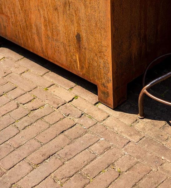 Detailfoto des Pflanzgefäßes mit erhöhtem Stand durch Kübelfüße