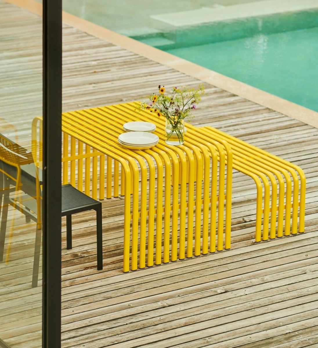 Gartentisch aus Metall campus von Jan Kurtz in Gelb auf Terrasse am Pool