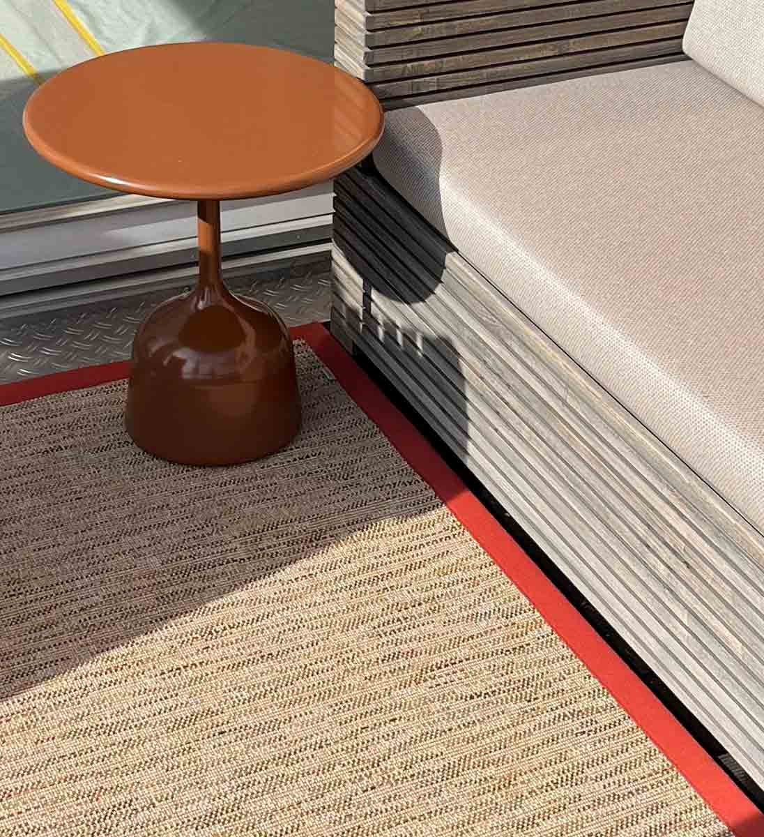 Beige gemusterter Balkonteppich SAINT-LUCIA in Beige mit Sofa