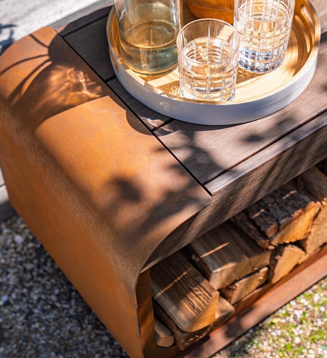 Bank mit Holzlager aus Cortenstahl Detailfoto