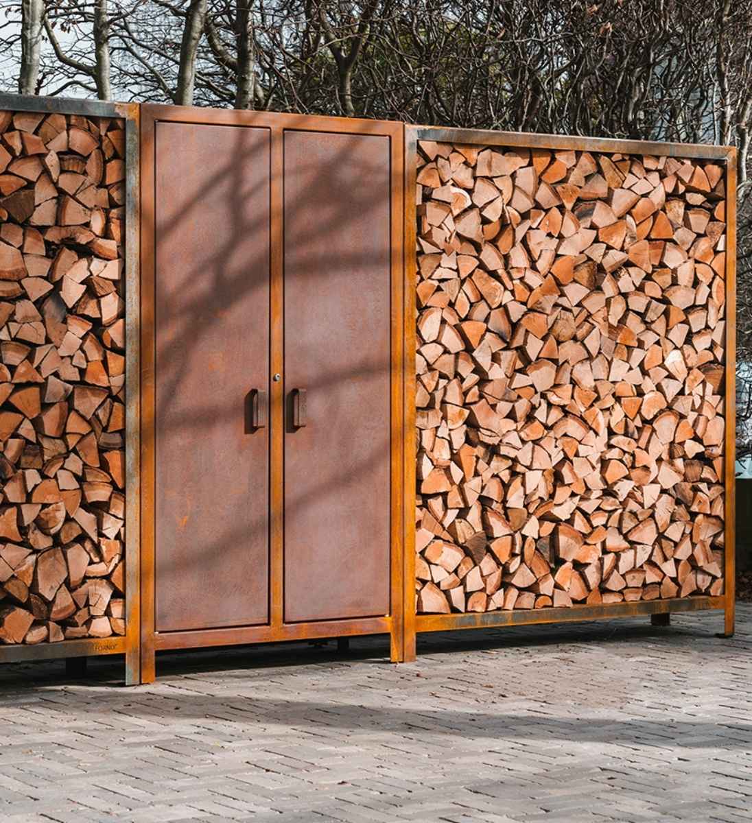 Holzlager aus Cortenstahl für schmale Hauswände mit 120 cm breite