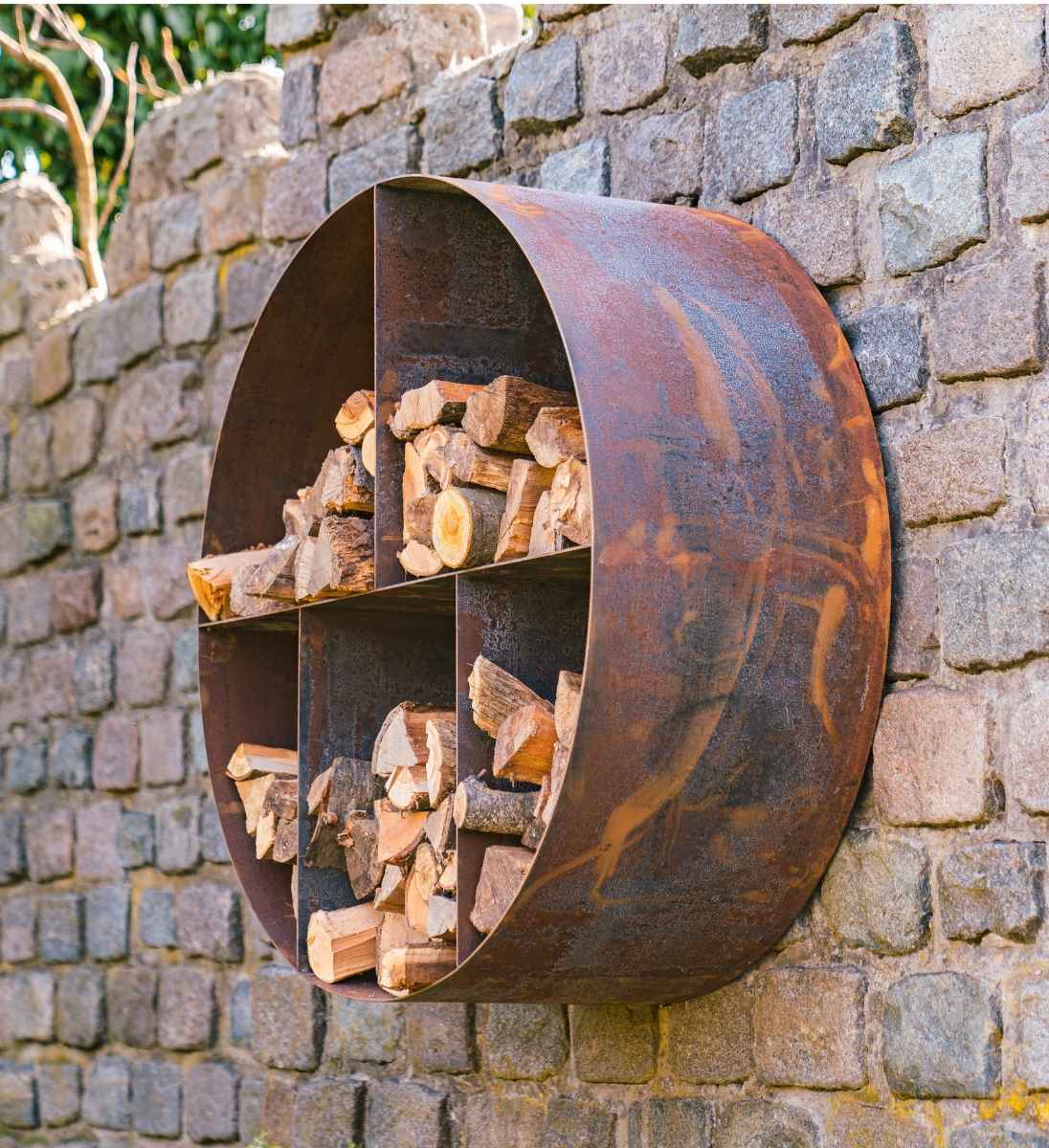 Holzregal rund aus Cortenstahl für die Wand