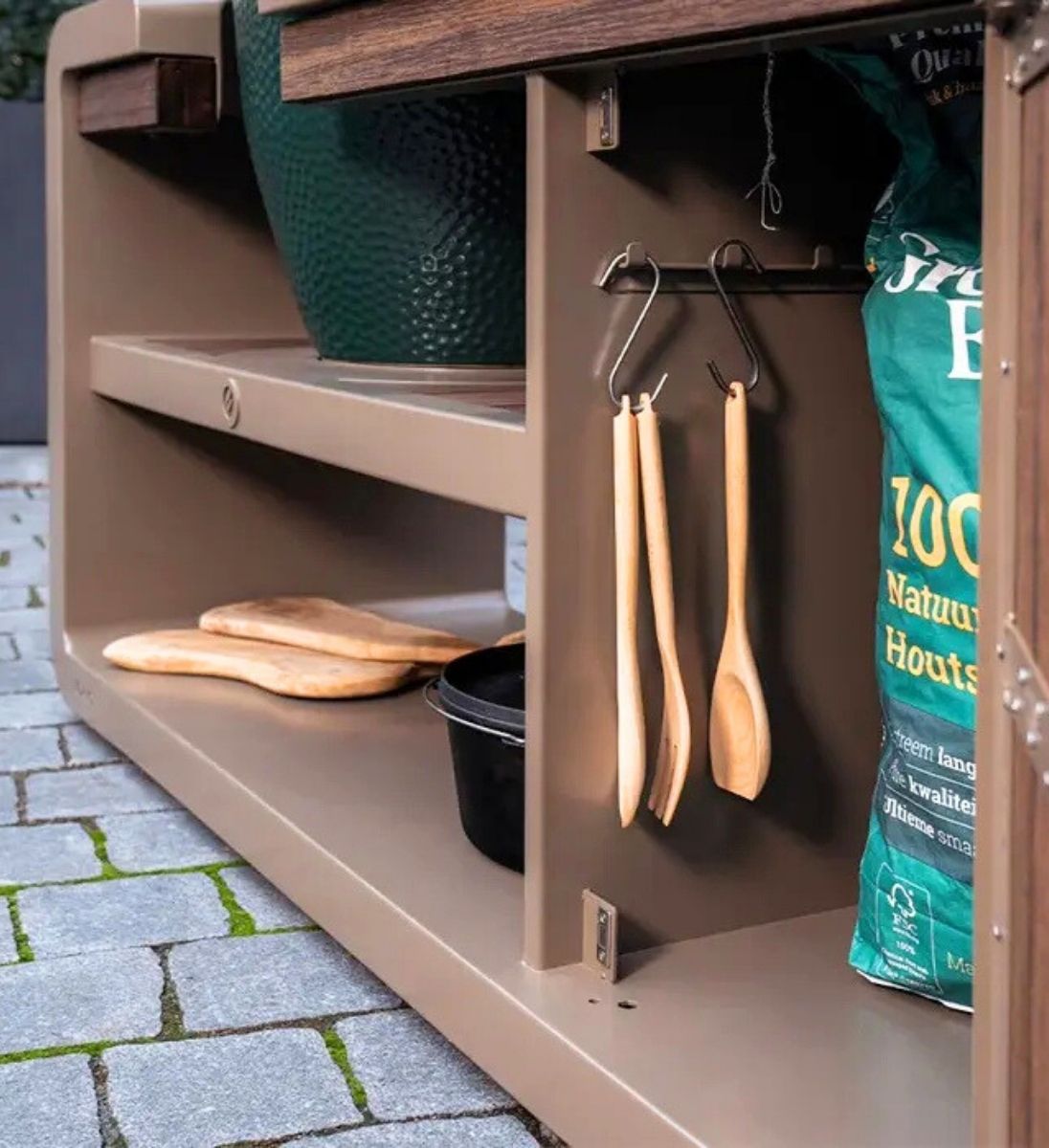 Untere Ablage der Kamado Grill Station – Platz für Grillwerkzeug und Dutch Oven