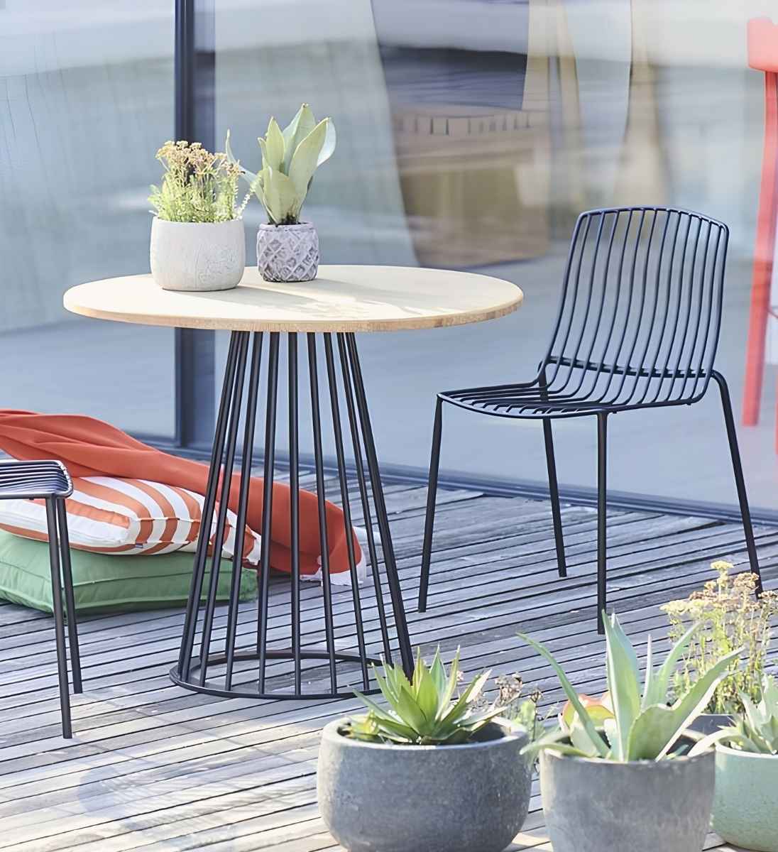 Outdoor Bistrotisch mori mit 90 cm runder Teakholzplatte und Metallgestell