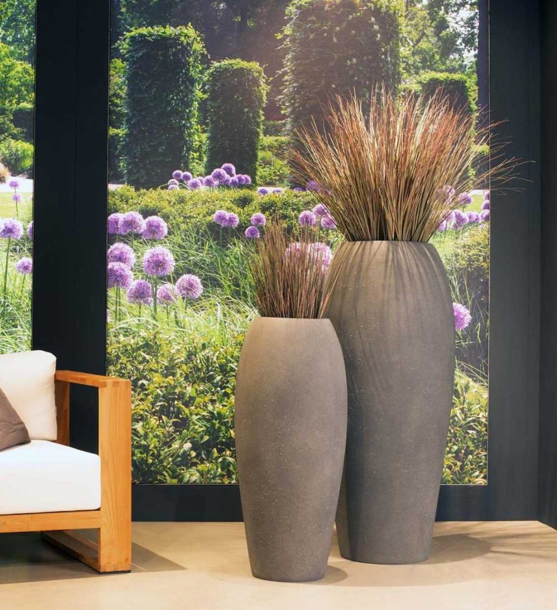 Hohes Pflanzgefäß bauchig betonoptik mit grüner Bepflanzung im Lounge-Bereich