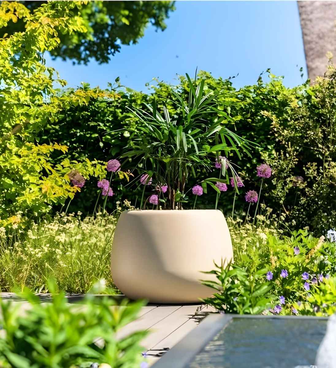 Pflanzgefäß MERO bauchige Form auf Terrasse, in vielen RAL Farben erhältlich